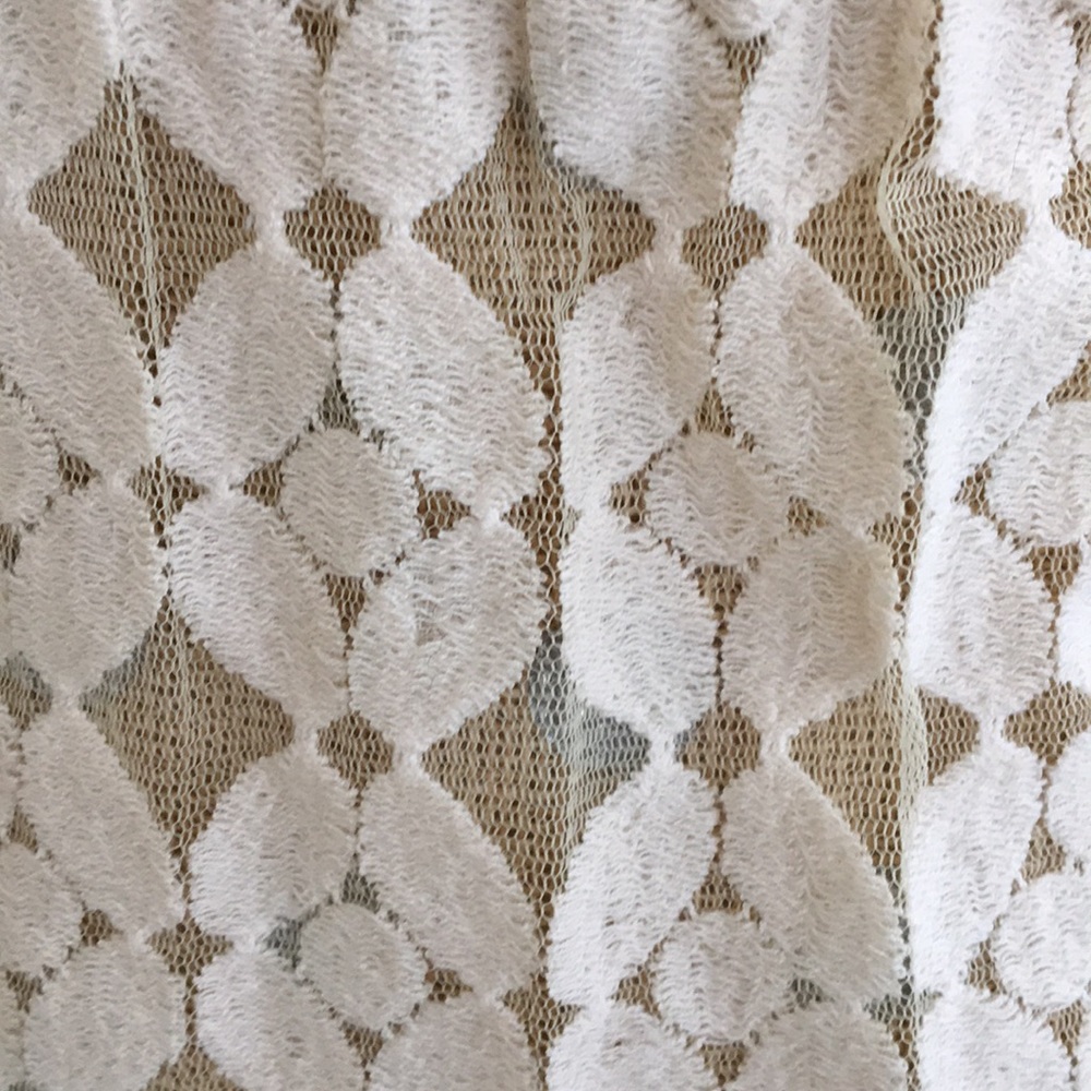 Creme and lace v-neck top - Picture 4 of 8